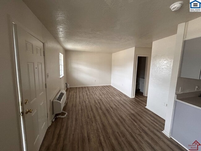 Building Photo - 1502 NW Kingsbury Ave