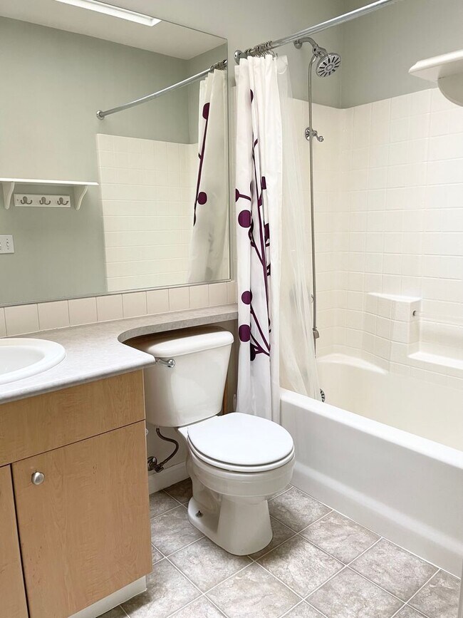 Building Photo - Spacious 2 Bed 2.5 Bath Townhome Style Con...