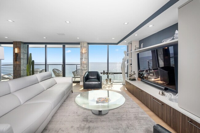 Building Photo - 250 S Ocean Blvd