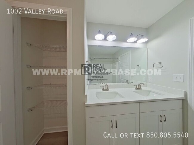 Building Photo - 1002 Valley Rd