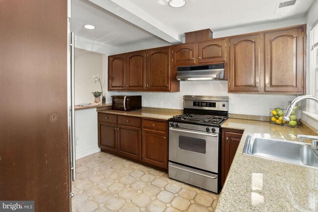 Building Photo - 1537 33rd St NW