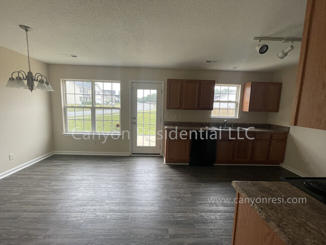 Building Photo - Beautiful 3b Room! Move in ready!