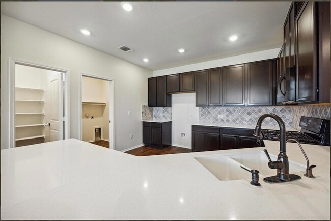 Building Photo - 705 Vaughn St