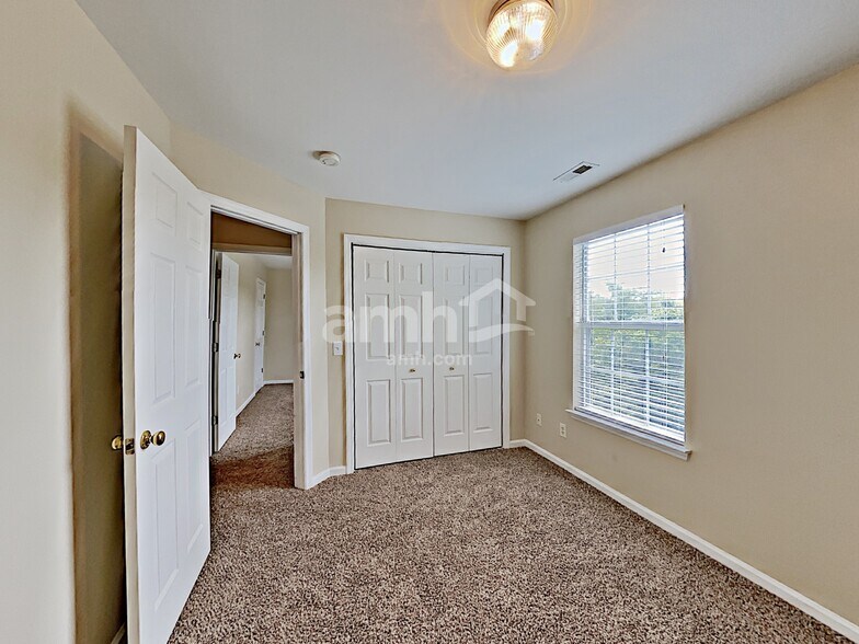 Building Photo - 147 Grove Ln S