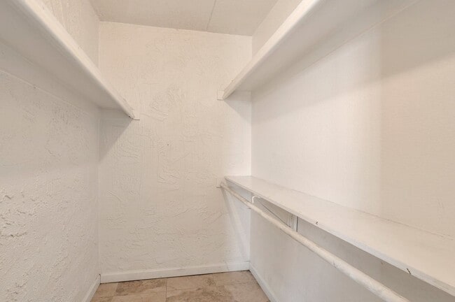 Building Photo - 2-bedroom, 2-bathroom in Prime location!