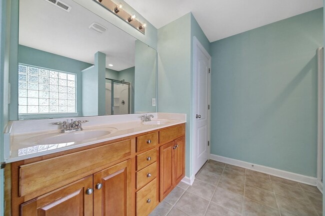 Building Photo - Beautiful Three Bed Two and Half Bath Town...
