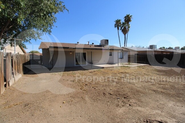 Building Photo - 8128 W Earll Dr