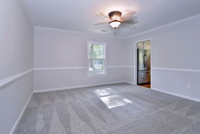 Building Photo - Spacious End-Unit Townhome