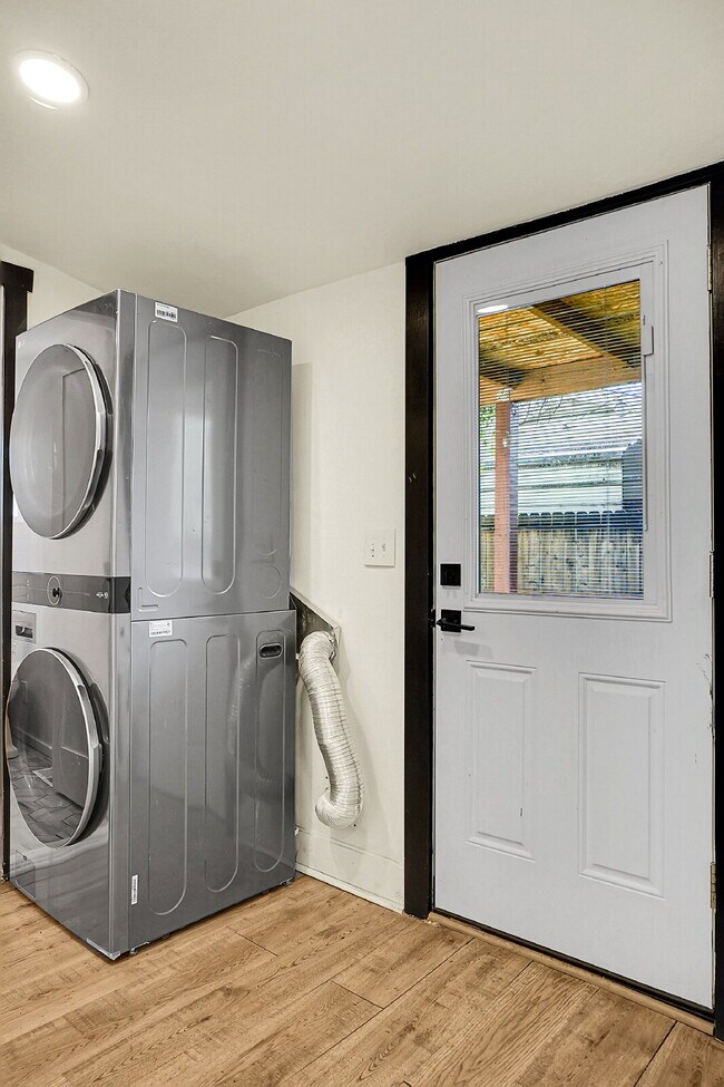 Building Photo - $1,495.00, 1-bed, 1-bath newly renovated l...