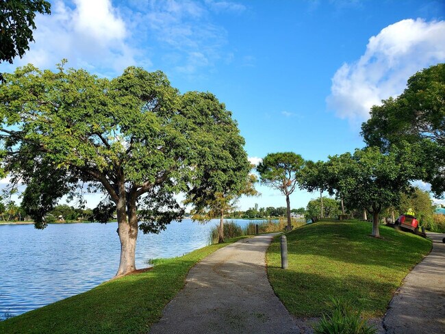 Building Photo - 120 Royal Pk Dr