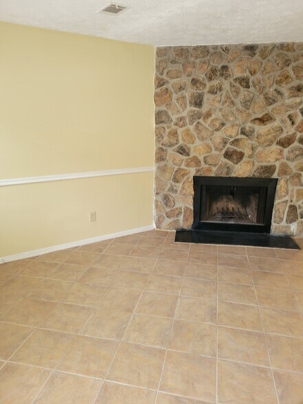 Living Rm - 496 Prince of Wales