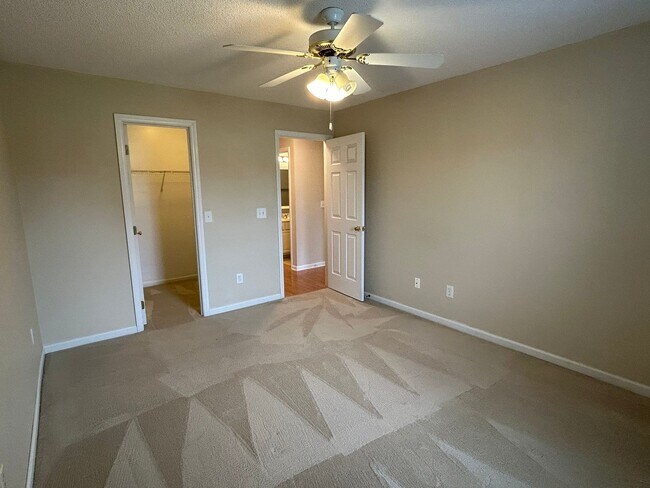 Building Photo - Charming home nestled in Courtney Pines with full fenced backyard!