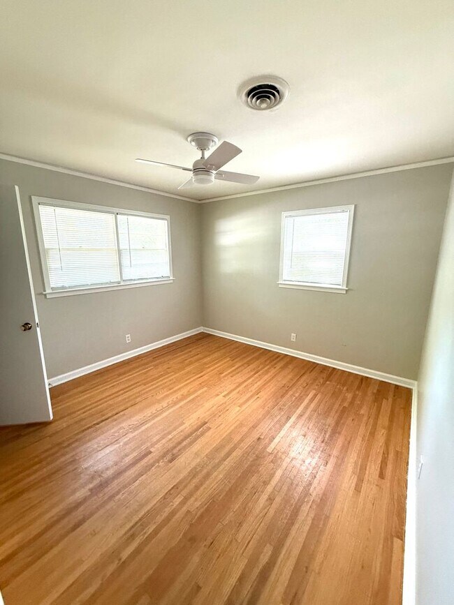 Building Photo - ** 3 bed 1 bath located in Forest Hills ** Call 334-366-9198 to schedule a self showing