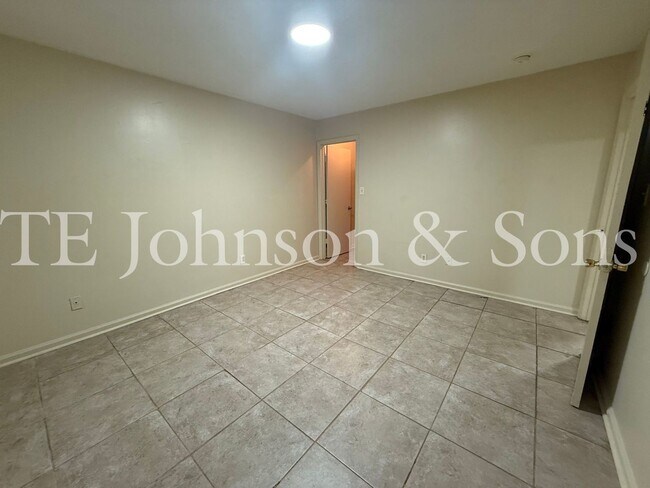 Building Photo - 1506 Oakshire-Water Included