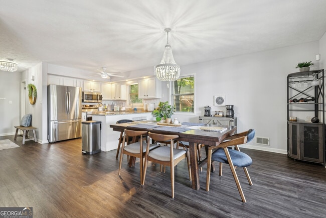 Building Photo - 8470 Lake Dr