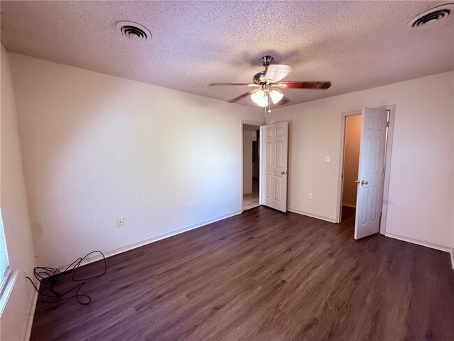 Building Photo - 2310 N Raven Ln