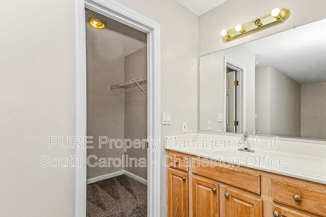 Building Photo - 3372 Wayland Dr