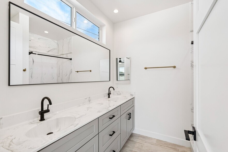 Building Photo - 910 E Roma Ave