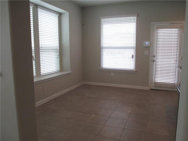 Building Photo - 1704 Willow Vista