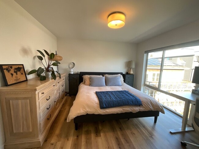 Building Photo - Stunning Townhouse in Ballard