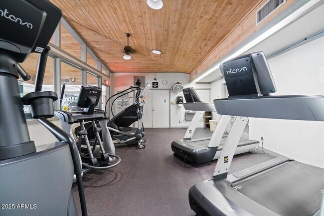 Building Photo - 5200 S Lakeshore Dr