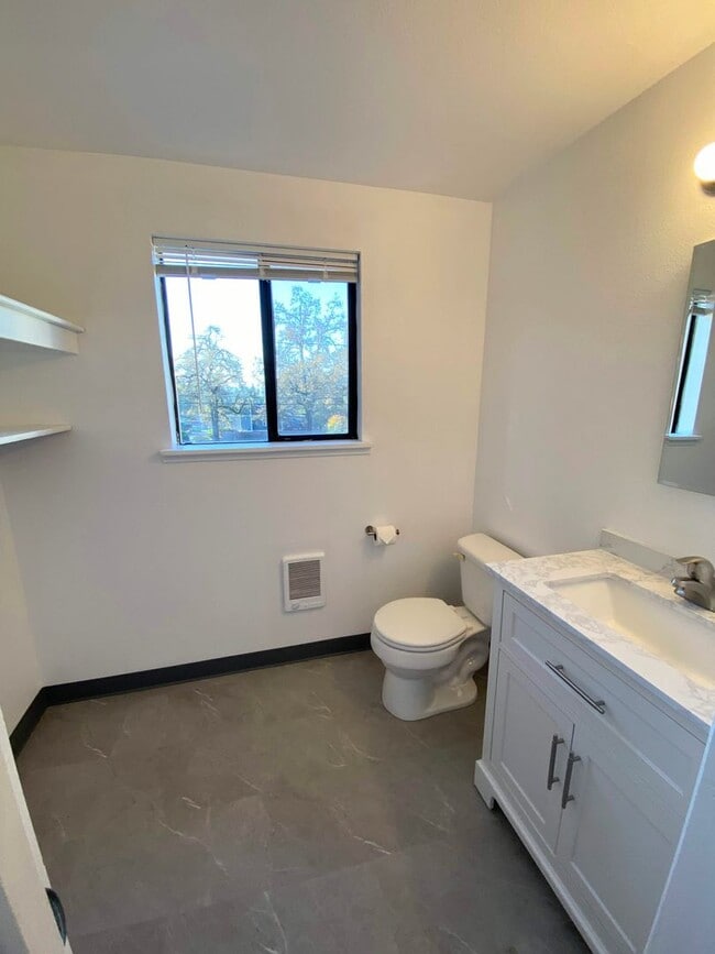 Building Photo - Large 2 bedroom, 1.5 bathroom Townhouse st...