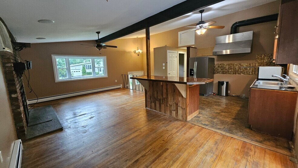 Living Room - 5 Tudor Ct W