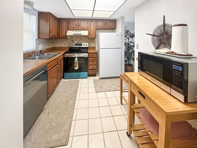 Building Photo - Waterfront Furnished 1 Bed, 1.5 Bath at Chateau Towers – 9th Floor with Balcony