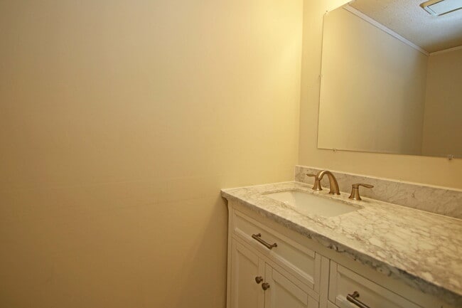 Building Photo - Four Bedroom Townhome with Plenty of Space!