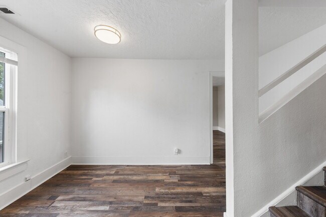 Building Photo - 2 Bedroom 2 Bathroom on College Street!
