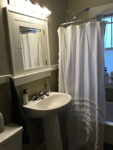 Building Photo - 3215 33rd Ave S