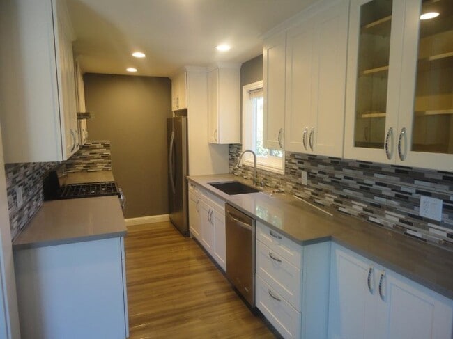 Building Photo - 1822 Eisenhower Dr