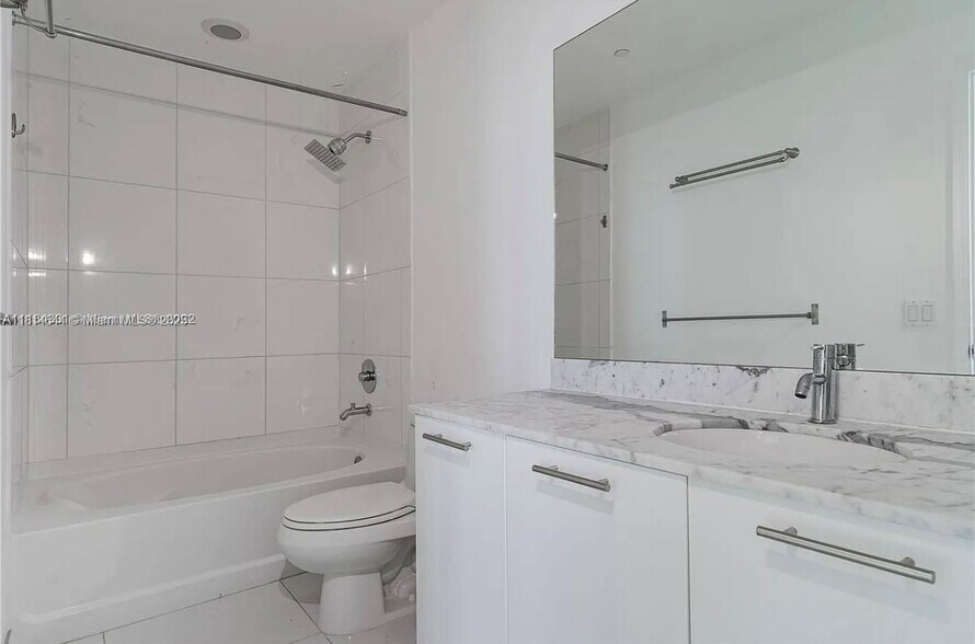 Building Photo - 950 Brickell Bay Dr