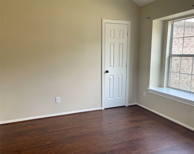 Building Photo - 4835 Chase Ct Dr