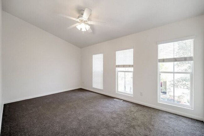 Building Photo - Awesome Townhome in Iverness Square in Murray