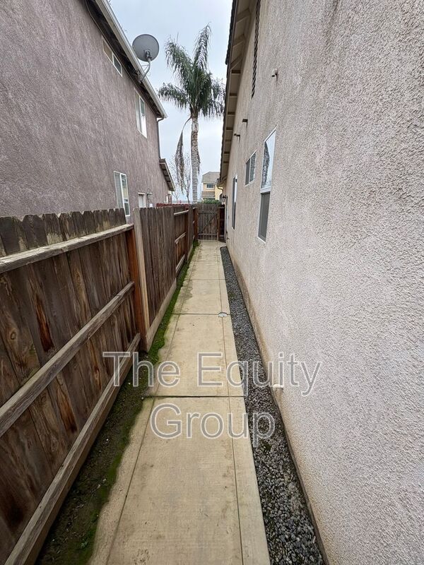 Building Photo - 144 E Reese Ave