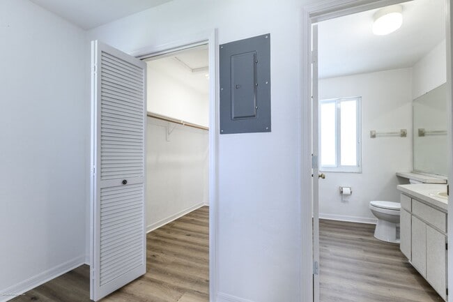 Building Photo - DRASTIC PRICE DROP!!  PRIME LOCATION