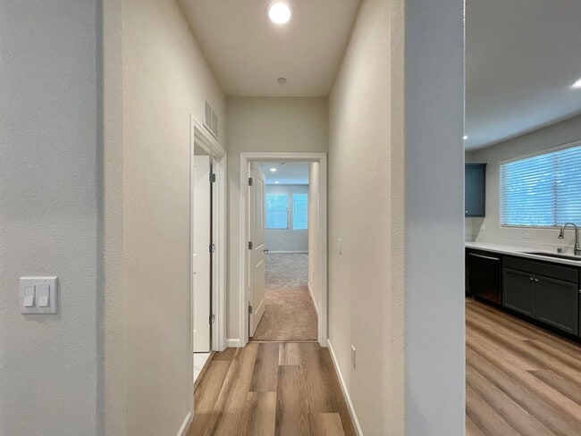 Building Photo - Newer Napa 2 Bedroom 2 Bathroom Condo; Both Bedrooms En-Suite