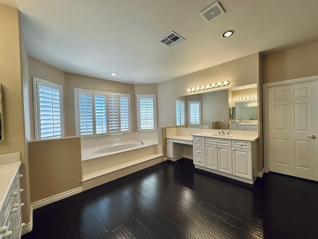 Building Photo - GORGEOUS 2 STORY HOME WITH A GRAND ENTRY &...