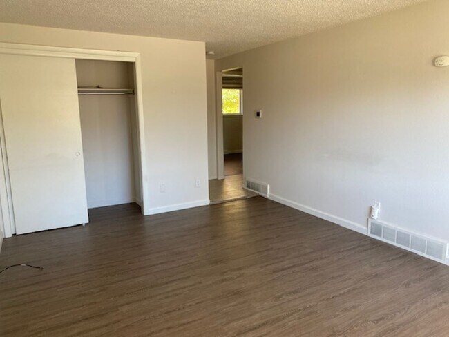 Building Photo - 1 Bedroom & 1 Bath Duplex