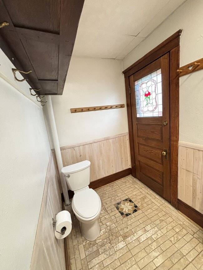 Building Photo - Make This House Your Home—Deposit Moves Yo...
