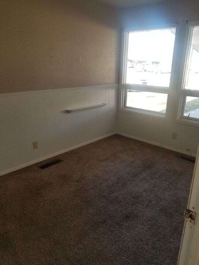 Building Photo - 422 Lahoma