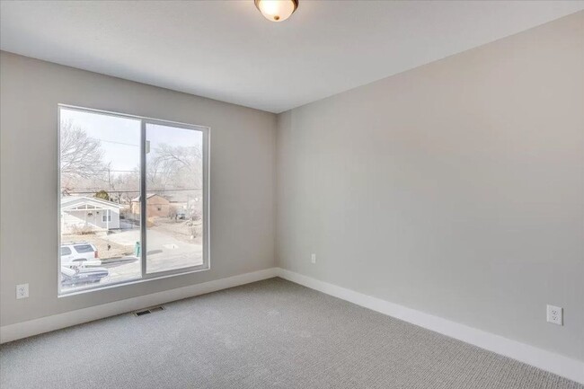 Building Photo - 218 N Tracy St