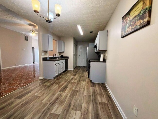 Building Photo - 5410 Twin Lakes Dr