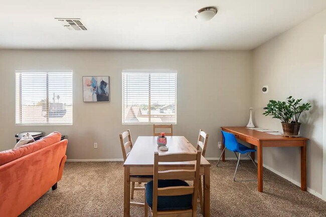 Building Photo - 506 E Townley Ave