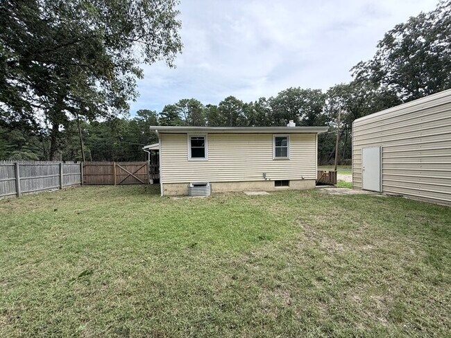 Building Photo - 2502 Range Rd