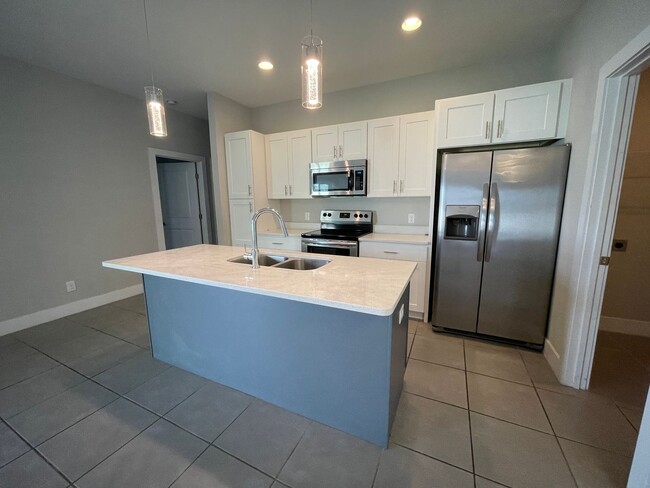 Building Photo - GORGEOUS 4 Bedroom, 2 Bathroom Home in Poi...