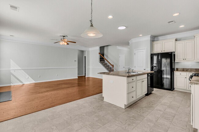 Building Photo - 5 Bedroom 3 Bath Home Located in Sophia Landing in Goose Creek