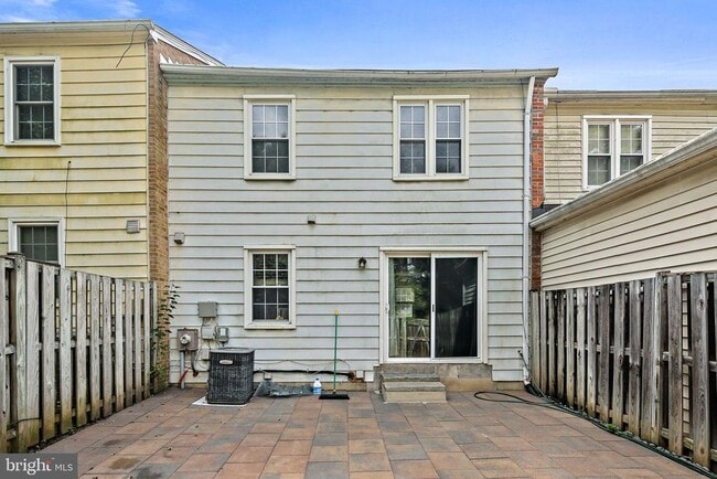 Building Photo - 18 Chantilly Ct