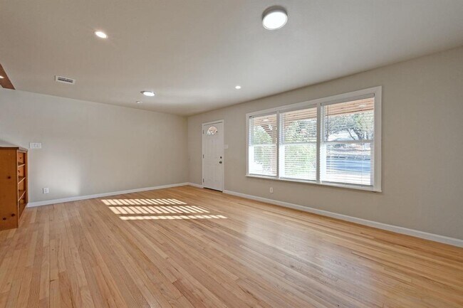 Building Photo - 1900 Cedar Ave